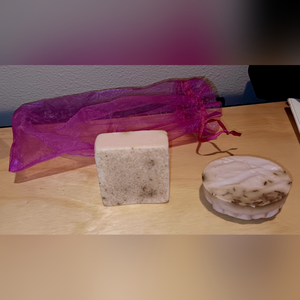 Handcrafted Soap Set with Floral Design - Picture 3 of 3